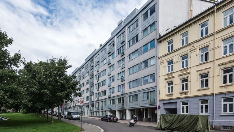 Rehabilitering av leiligheter på Alexander Kjellands plass. Totalt 20.000m2 og 192 leiligheter. Ferdigstilt i 2004.